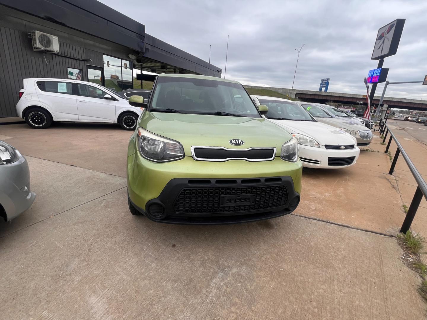 2016 GREEN KIA SOUL BASE Base 6A (KNDJN2A25G7) with an 1.6L L4 DOHC 16V engine, 6A transmission, located at 8101 E. Skelly Dr., Tulsa, OK, 74129, (918) 592-3593, 36.121891, -95.888802 - Photo#1
